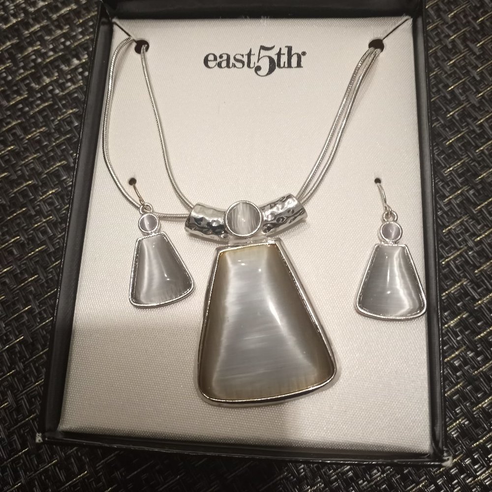 💚 3 for $35 💚 East 5th Necklace and Earring Set